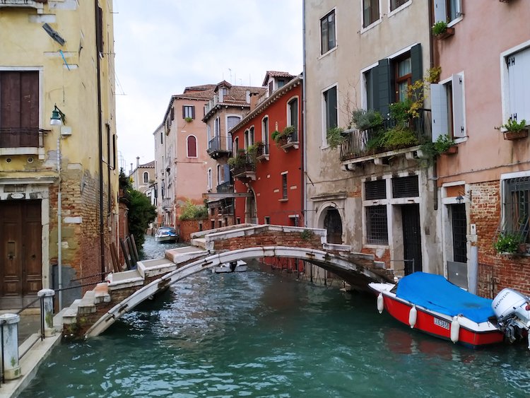 Puente sin barandilla, en Venecia