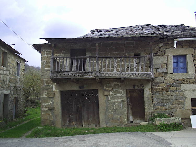 Casa típica del centro del pueblo | Foto: Porlapaz / CC BY-SA