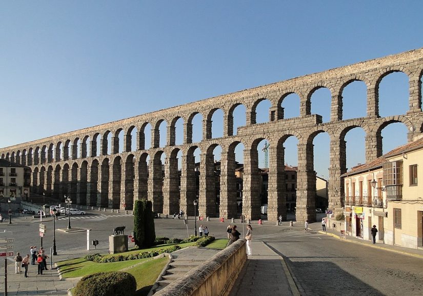 La imagen tiene un atributo ALT vacío; su nombre de archivo es Acueducto-romano-de-Segovia-825x577.jpg