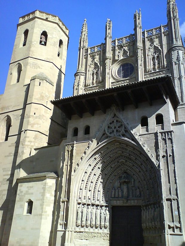 La imagen tiene un atributo ALT vacío; su nombre de archivo es Catedral-de-Huesca-619x825.jpg